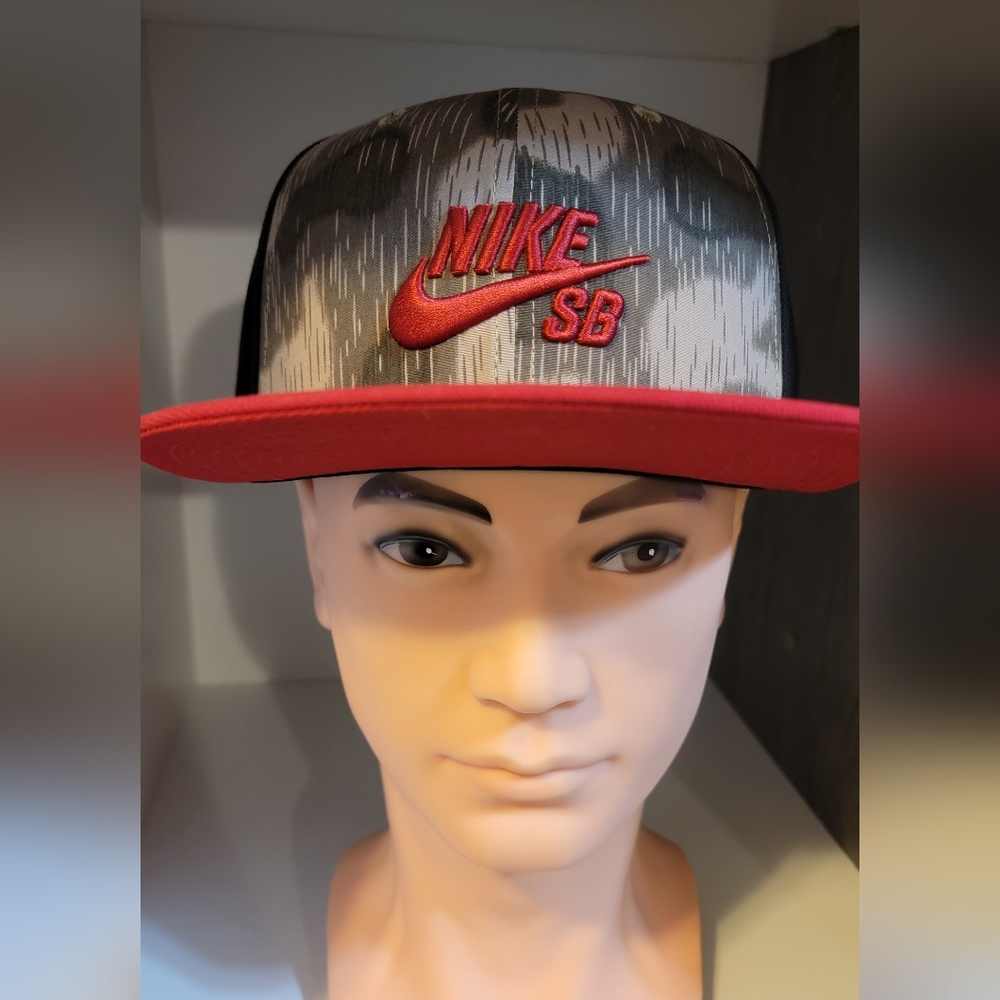 BNWT Nike SB Snapback Hat